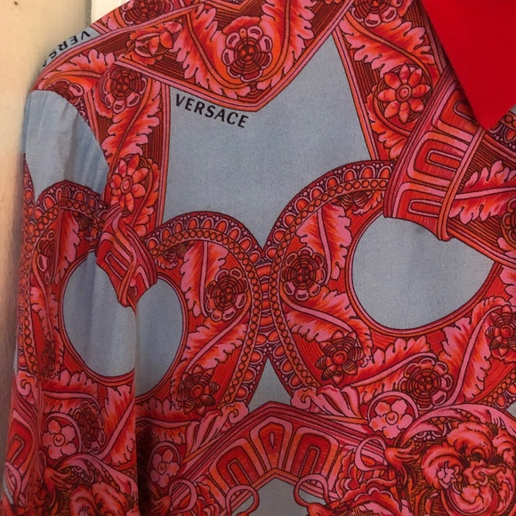 SOLD 📍Versace silk button down shirt 100% authentic - Picture 2 of 9
